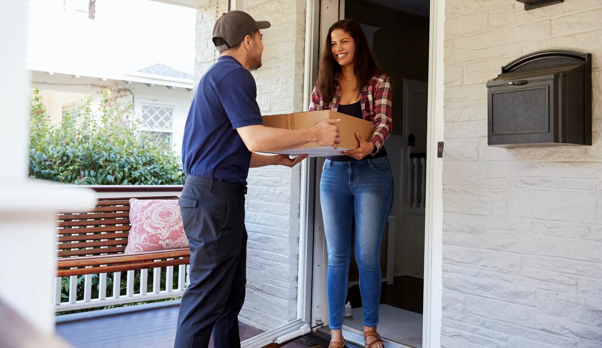 Sobre Nós 1 courier delivering package to woman at home 1 e1761692620256